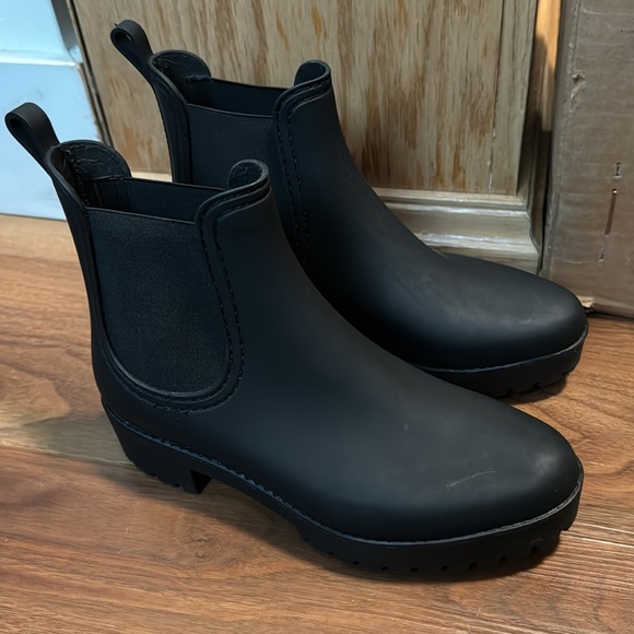 ✨FREE SHIPPING✨ jeffrey campbell waterproof chelsea booties - Picture 3 of 4